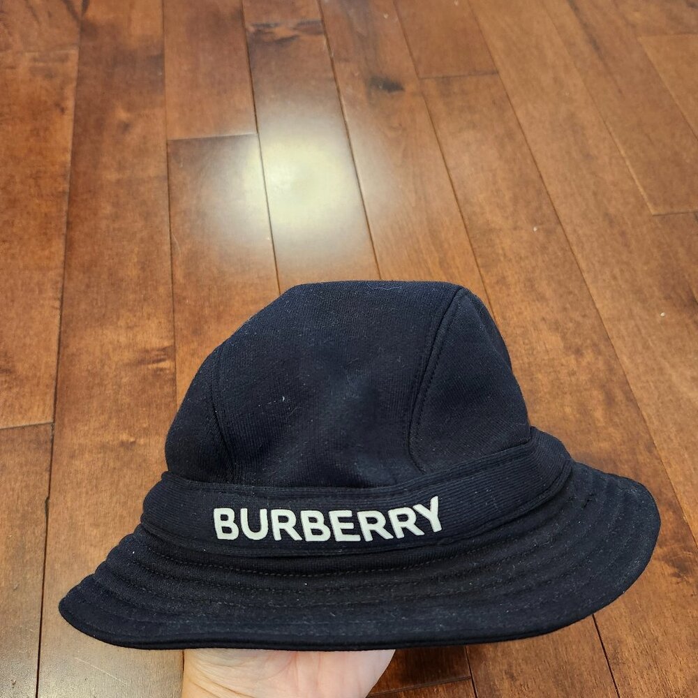 Burberry black bucket hat in size large